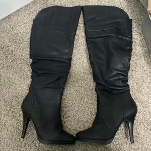 Leather knee high heeled boots! Perfect for date night! Size 8.5